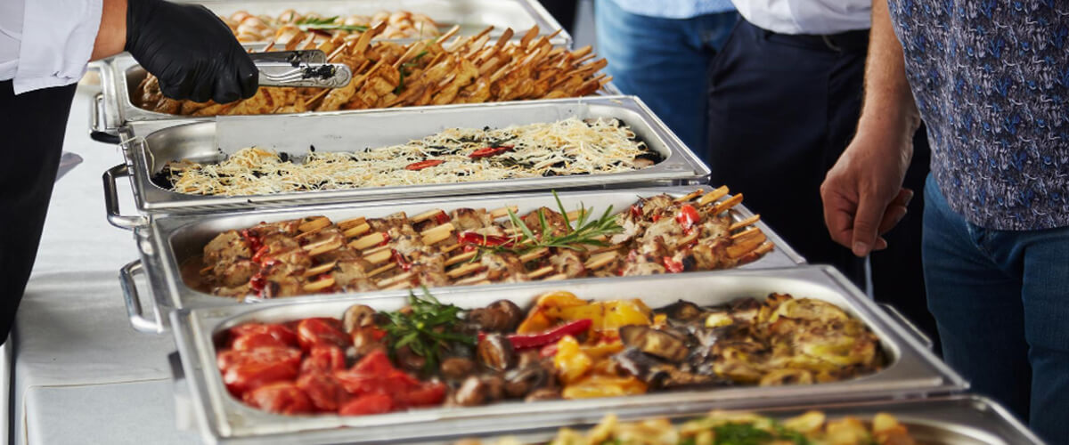 Elegant angerichtetes griechisches Hochzeits-Catering in einer festlich dekorierten Eventlocation im Landkreis Hildesheim.